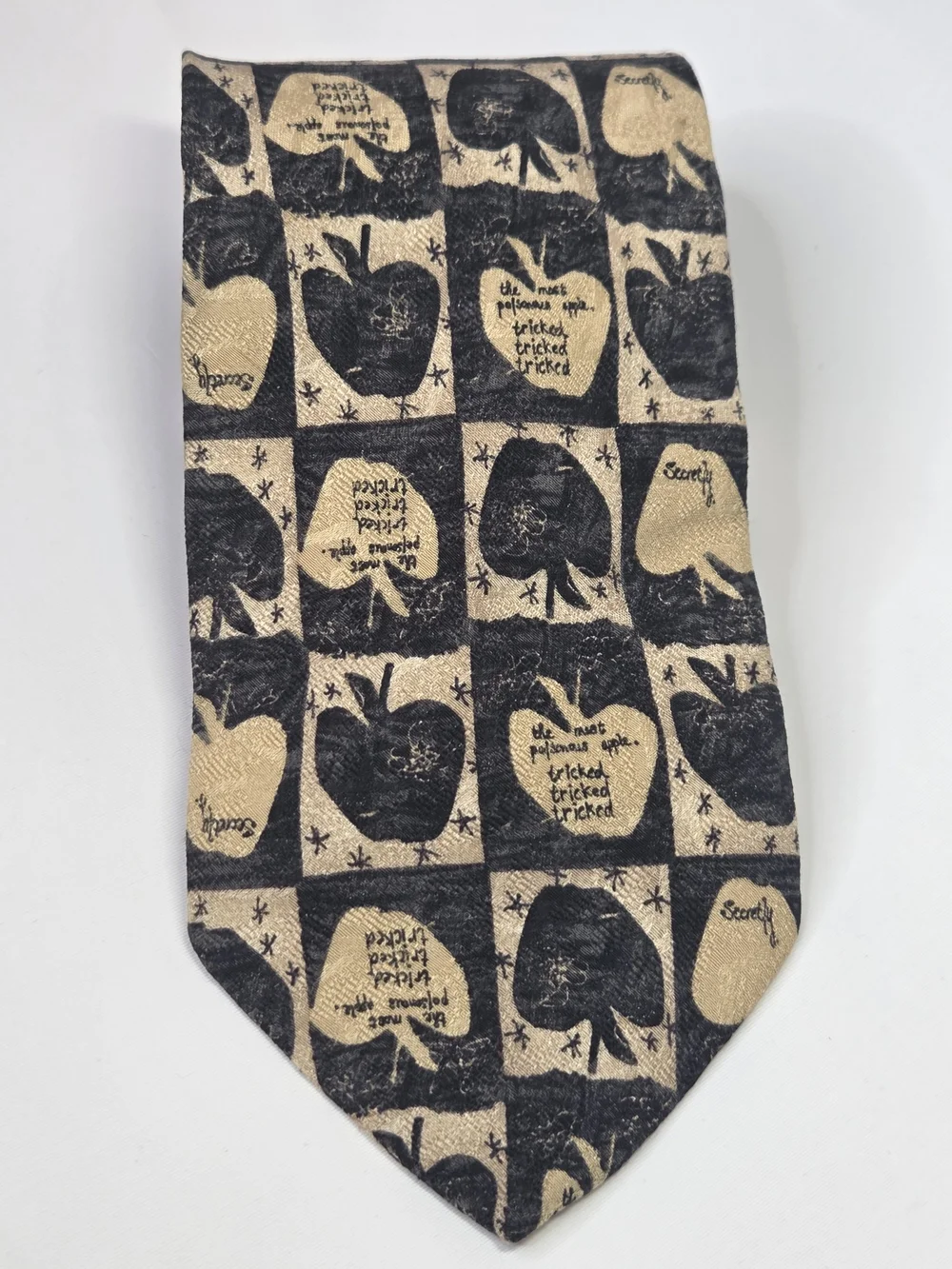 Ermenegildo Zegna Mens Halloween Theme Beige/Black Apple Motif Silk Tie 3.85x59
